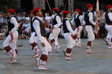 Açık hava festivalinde Bask halk dansı gösterisi