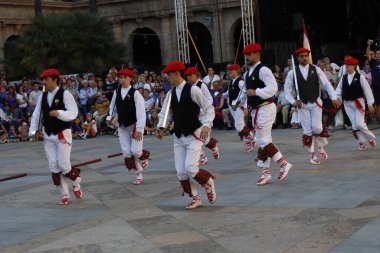 Açık hava festivalinde Bask halk dansı gösterisi