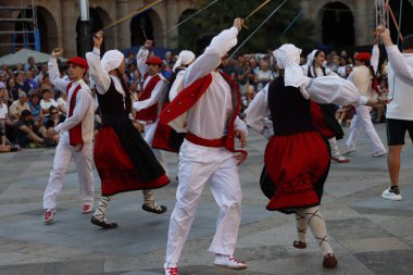 Açık hava festivalinde Bask halk dansı gösterisi