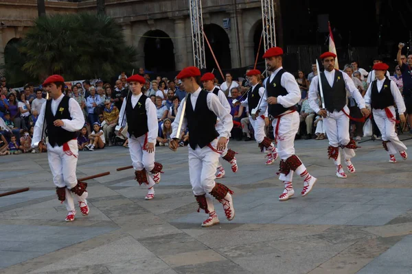 Açık hava festivalinde Bask halk dansı gösterisi