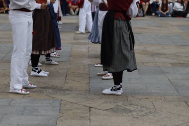 Açık hava festivalinde Bask halk dansı gösterisi