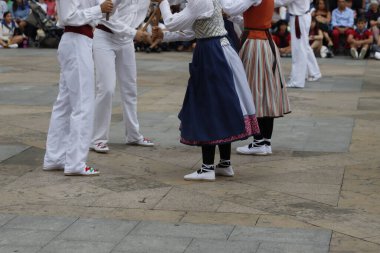 Açık hava festivalinde Bask halk dansı gösterisi