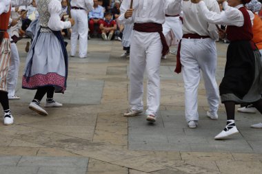 Açık hava festivalinde Bask halk dansı gösterisi