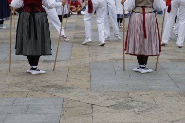 Açık hava festivalinde Bask halk dansı gösterisi