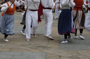 Açık hava festivalinde Bask halk dansı gösterisi