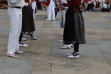 Açık hava festivalinde Bask halk dansı gösterisi