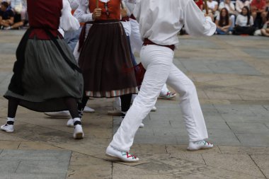 Açık hava festivalinde Bask halk dansı gösterisi