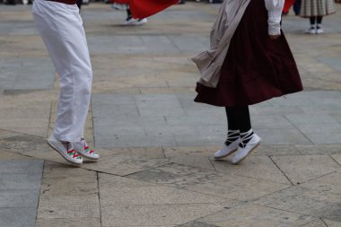 Açık hava festivalinde Bask halk dansı gösterisi