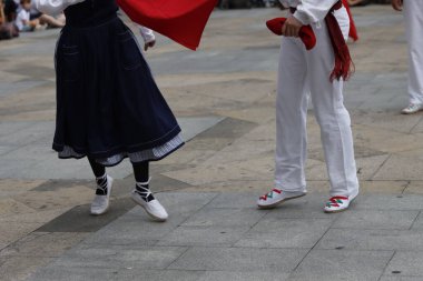 Açık hava festivalinde Bask halk dansı gösterisi