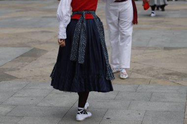 Açık hava festivalinde Bask halk dansı gösterisi