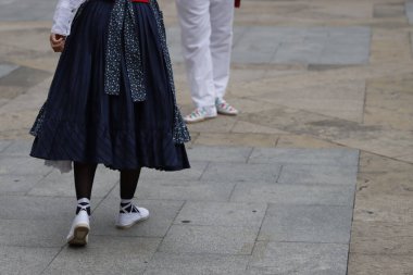 Açık hava festivalinde Bask halk dansı gösterisi