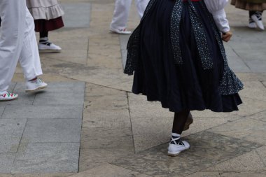 Açık hava festivalinde Bask halk dansı gösterisi