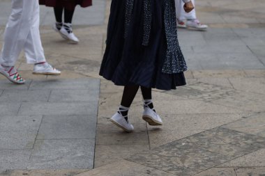 Açık hava festivalinde Bask halk dansı gösterisi