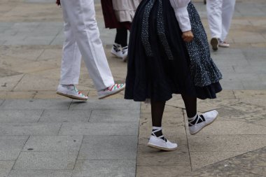 Açık hava festivalinde Bask halk dansı gösterisi
