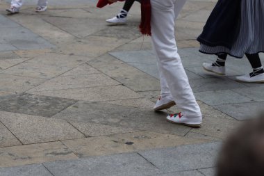 Açık hava festivalinde Bask halk dansı gösterisi