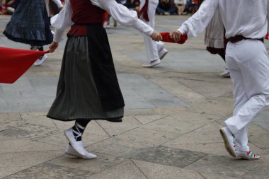 Açık hava festivalinde Bask halk dansı gösterisi