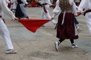 Açık hava festivalinde Bask halk dansı gösterisi