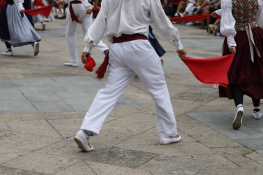 Açık hava festivalinde Bask halk dansı gösterisi