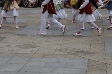Açık hava festivalinde Bask halk dansı gösterisi