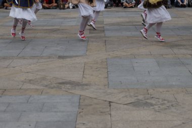 Açık hava festivalinde Bask halk dansı gösterisi