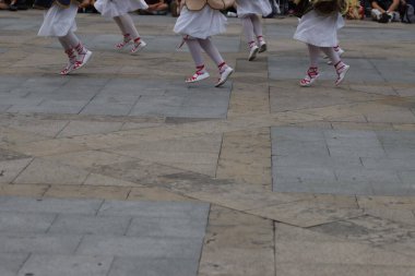 Açık hava festivalinde Bask halk dansı gösterisi