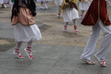 Açık hava festivalinde Bask halk dansı gösterisi