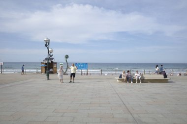 İspanya 'nın Zarautz sahilinde yaz günü