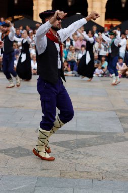 Bask halk dansı gösterisi