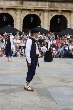 Bask halk dansı gösterisi
