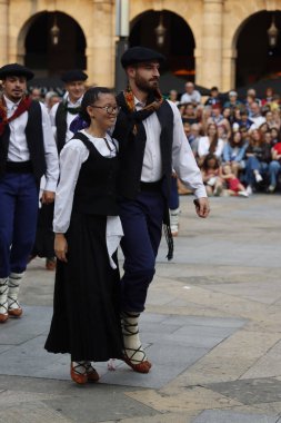 Bask halk dansı gösterisi