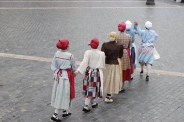 Bask halk dansı gösterisi