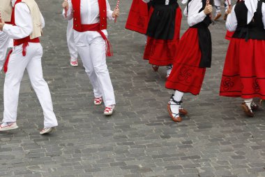 Bask halk dansı gösterisi