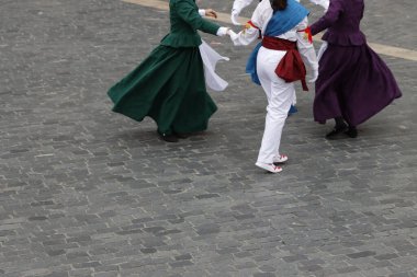 Bask halk dansı gösterisi