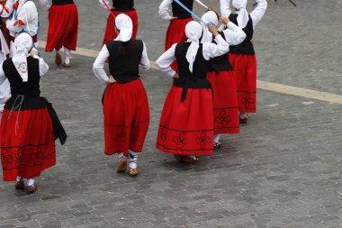 Bask halk dansı gösterisi