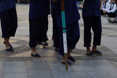 Açık hava festivalinde Bask halk dansçıları
