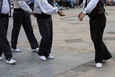 Açık hava festivalinde Bask halk dansçıları