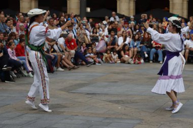 Açık hava festivalinde Bask halk dansı gösterisi