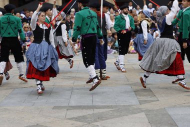 Açık hava festivalinde Bask halk dansı gösterisi