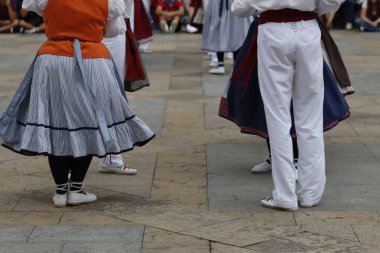 Sokakta Bask halk dansı gösterisi