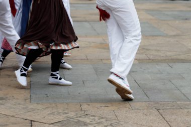Sokakta Bask halk dansı gösterisi