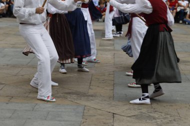 Sokakta Bask halk dansı gösterisi