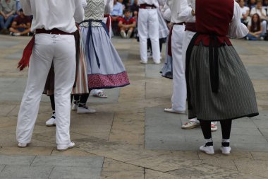 Sokakta Bask halk dansı gösterisi