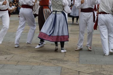 Sokakta Bask halk dansı gösterisi
