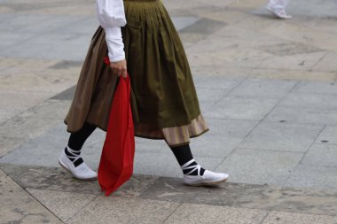 Sokakta Bask halk dansı gösterisi