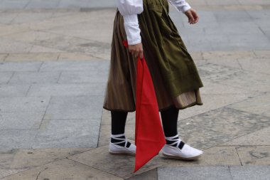 Sokakta Bask halk dansı gösterisi