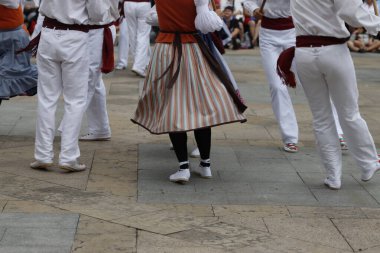 Sokakta Bask halk dansı gösterisi