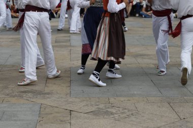 Sokakta Bask halk dansı gösterisi