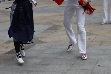 Sokakta Bask halk dansı gösterisi