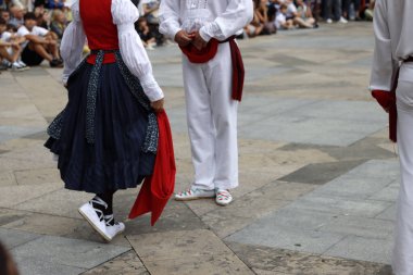 Sokakta Bask halk dansı gösterisi