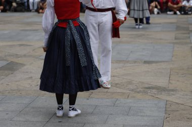 Sokakta Bask halk dansı gösterisi